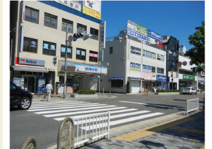 横断歩道を渡る